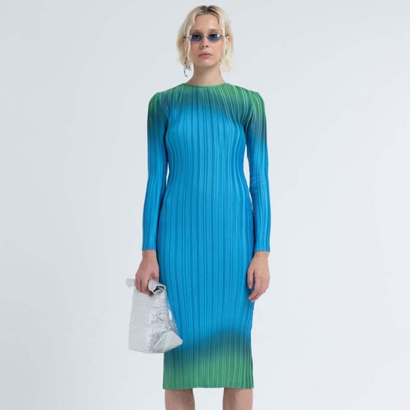 Arthur Apparel Box Pleat Crew Neck Midi Dress in Green Orb - Picture 1 of 10